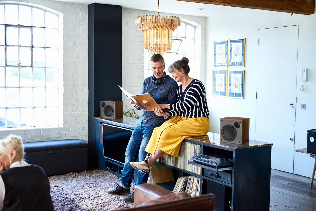 monitor 50 walnut_84594bd9-7ab5-4688-9ed4-55a4099731e8_image-1757188158744